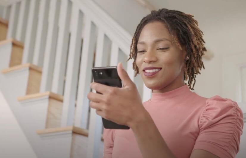 woman-holding-smart-phone